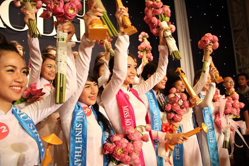 Vũ Ngọc Lam Phương đăng quang Miss Áo dài, 8X + 9X, Bạn trẻ - Cuộc sống, vu ngoc lam phuong, miss ao dai, dao dai nu sinh viet nam, tim kiem guong mat ao dai nu sinh, hoa khoi, ban tre, gioi tre, thieu nu, ao dai truyen thong, 8x-9x, gioi tre ngay nay, bao