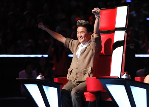 Hà Hồ khóc nức nở vì Tiêu Châu Như Quỳnh, Ca nhạc - MTV, Giong hat Viet, giong hat viet 2012, the voice, the voice 2012, huan luyen vien, dam vinh hung, thu minh, ho ngoc ha, tran lap, vong giau mat, tin tuc