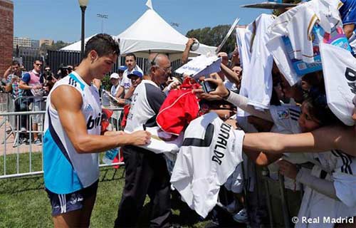 Tới Mỹ, dàn sao Real kí “mỏi tay”, Tin bên lề bóng đá, Bóng đá, real toi my, real du dau my, real toi los angeles, thay tro mourinho, ronaldo, kaka, ken ken trang, bongda, bong da 24h, ket qua bong da, bao bong da