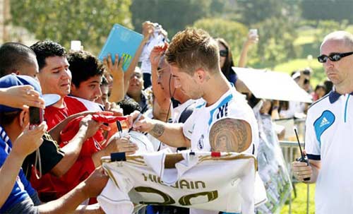 Tới Mỹ, dàn sao Real kí “mỏi tay”, Tin bên lề bóng đá, Bóng đá, real toi my, real du dau my, real toi los angeles, thay tro mourinho, ronaldo, kaka, ken ken trang, bongda, bong da 24h, ket qua bong da, bao bong da