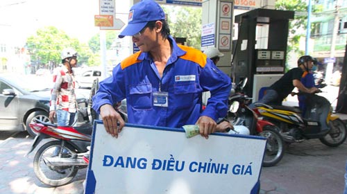 Xăng tăng giá: Đẩy khó cho người tiêu dùng, Giá cả, Thị trường - Tiêu dùng, gia xang, tang gia xang, Petrolimex, bo tai chinh, dieu chinh gia xang, xang, xang dau, bao, tin tuc, tin hot, tin hay