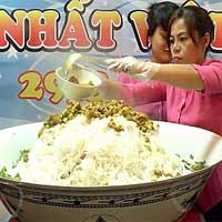Cận cảnh tô mì Quảng lớn nhất Việt Nam