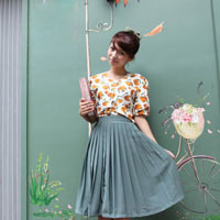 Chọn áo hoa vintage ngày cuối tuần