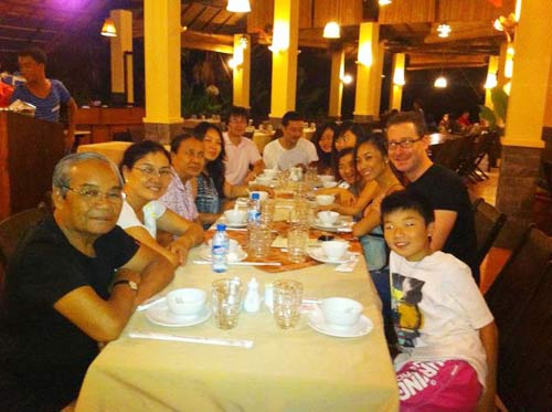 Đoan Trang đi trăng mật cùng đại gia đình, Ca nhạc - MTV, Doan Trang, dam cuoi, chu re, Thuy Dien, le cuoi, bat khoc, ca si, ca nhac