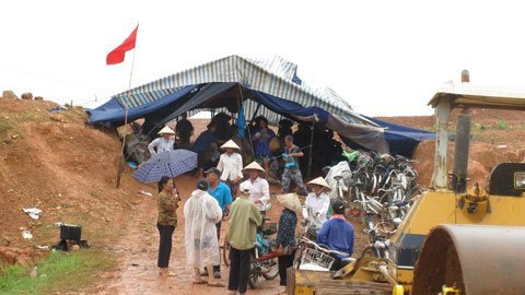 Dân dựng lều ngăn cản làm đường cao tốc, Tin tức trong ngày, du an duong cao toc, dung leu, giai phong mat bang, can lam duong, du an cao toc ha noi lao cai, den bu, ban giao mat bang, bao, tin tuc, tin hot, tin hay