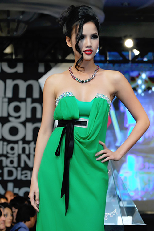 Vẻ gợi cảm khó cưỡng của BB Phạm, Phim, dustin nguyen, Angela Rockwood, bb pham, chia tay, ly hon, Amazing Race, cau hon, dinh hon, chung tinh, dao dien, phim