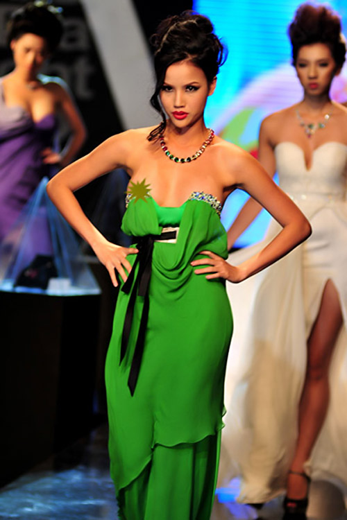Vẻ gợi cảm khó cưỡng của BB Phạm, Phim, dustin nguyen, Angela Rockwood, bb pham, chia tay, ly hon, Amazing Race, cau hon, dinh hon, chung tinh, dao dien, phim