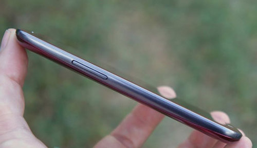 Cận cảnh Galaxy S III màu đỏ - 11