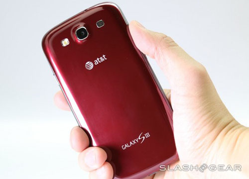 Cận cảnh Galaxy S III màu đỏ - 2