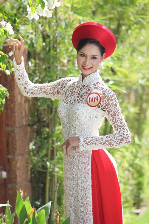 Thí sinh hoa hậu đọ sức hút với áo dài - 11