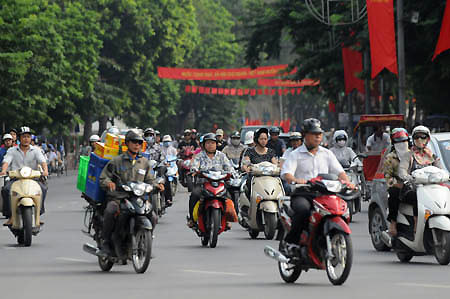 Sống ở thành phố 5 năm mới được đăng ký xe - 1
