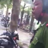 Tài xế cãi lý kịch liệt với cảnh sát