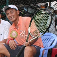 Liêm Thanh "khoe" thú chơi Tennis