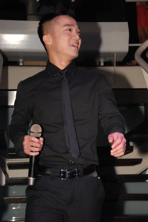 “Hoàng tử” The Voice hút fan nữ Hà Nội, Ca nhạc - MTV, Bui Anh Tuan, Hong Duong, M4U, Thuy Trang, Minh Vuong, Noi tinh yeu bat dau, Nac thang len thien duong, Bai ca tinh yeu, De mai ben em, Em, Ban tinh ca cho em, the voice, giong hat Viet, tin tuc