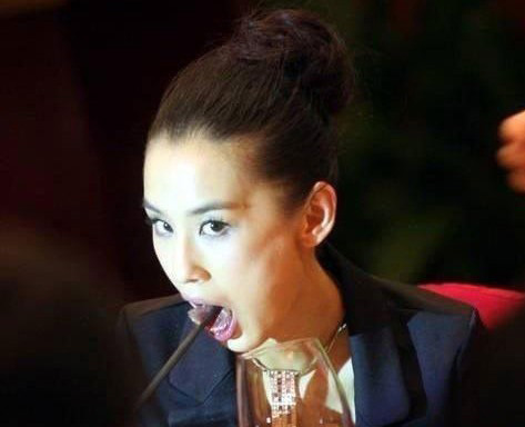 Chộp hình người đẹp khi... ăn - 14