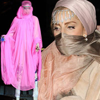 Lady Gaga mặc áo hồi giáo trong suốt