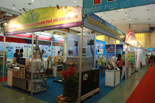 Ấn tượng gian hàng của Sở KH-CN TP.HCM, Công nghệ thông tin, techmart 2012, So KHCN TP HCM, Ro-bot 5 bac tu do, Giuong cho nguoi bat dong, Thiet bi co dac mat ong, Nguyen Hay, Nguyen Long Uy Bao, Techmart, khai mac techmart 2012, cong nghe, trien lam techmart 2012,