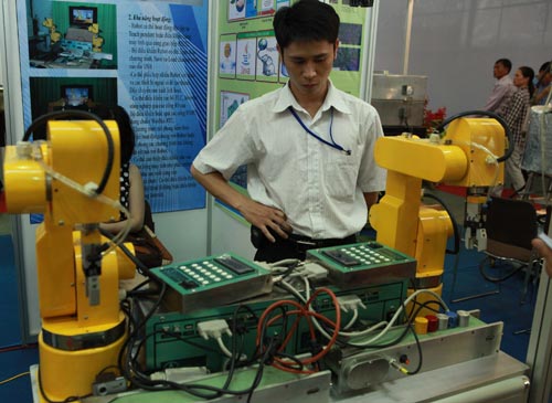 Ấn tượng gian hàng của Sở KH-CN TP.HCM, Công nghệ thông tin, techmart 2012, So KHCN TP HCM, Ro-bot 5 bac tu do, Giuong cho nguoi bat dong, Thiet bi co dac mat ong, Nguyen Hay, Nguyen Long Uy Bao, Techmart, khai mac techmart 2012, cong nghe, trien lam techmart 2012,