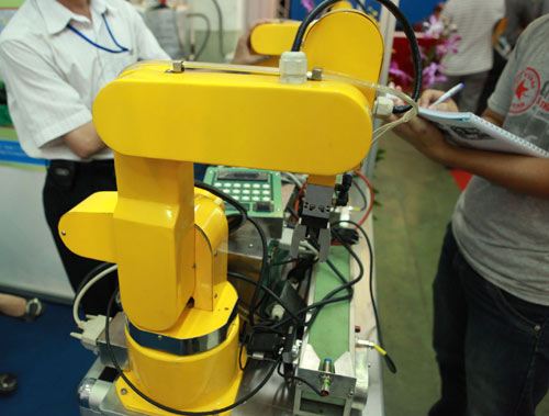 Ấn tượng gian hàng của Sở KH-CN TP.HCM, Công nghệ thông tin, techmart 2012, So KHCN TP HCM, Ro-bot 5 bac tu do, Giuong cho nguoi bat dong, Thiet bi co dac mat ong, Nguyen Hay, Nguyen Long Uy Bao, Techmart, khai mac techmart 2012, cong nghe, trien lam techmart 2012,
