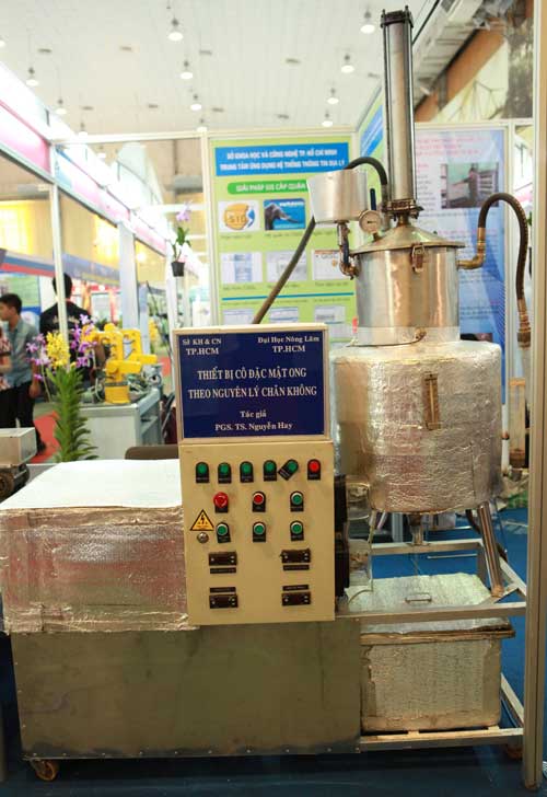 Ấn tượng gian hàng của Sở KH-CN TP.HCM, Công nghệ thông tin, techmart 2012, So KHCN TP HCM, Ro-bot 5 bac tu do, Giuong cho nguoi bat dong, Thiet bi co dac mat ong, Nguyen Hay, Nguyen Long Uy Bao, Techmart, khai mac techmart 2012, cong nghe, trien lam techmart 2012,