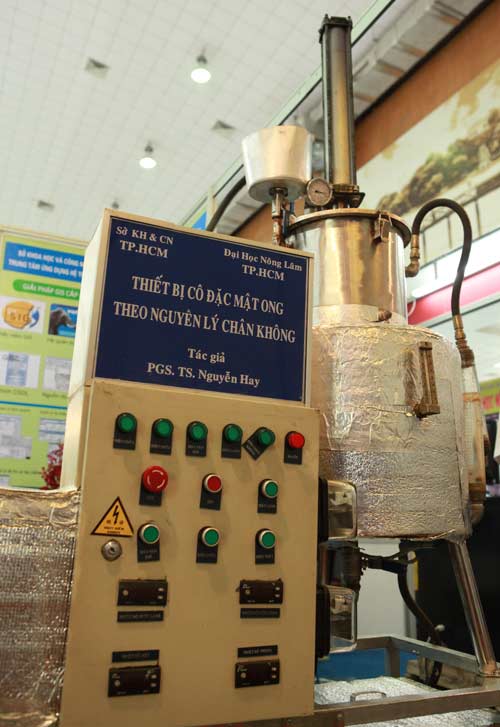 Ấn tượng gian hàng của Sở KH-CN TP.HCM, Công nghệ thông tin, techmart 2012, So KHCN TP HCM, Ro-bot 5 bac tu do, Giuong cho nguoi bat dong, Thiet bi co dac mat ong, Nguyen Hay, Nguyen Long Uy Bao, Techmart, khai mac techmart 2012, cong nghe, trien lam techmart 2012,