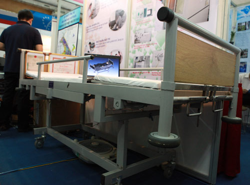 Ấn tượng gian hàng của Sở KH-CN TP.HCM, Công nghệ thông tin, techmart 2012, So KHCN TP HCM, Ro-bot 5 bac tu do, Giuong cho nguoi bat dong, Thiet bi co dac mat ong, Nguyen Hay, Nguyen Long Uy Bao, Techmart, khai mac techmart 2012, cong nghe, trien lam techmart 2012,