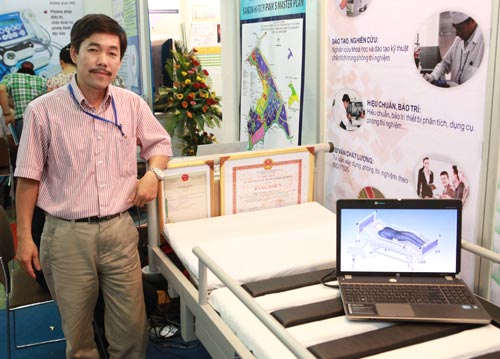 Ấn tượng gian hàng của Sở KH-CN TP.HCM, Công nghệ thông tin, techmart 2012, So KHCN TP HCM, Ro-bot 5 bac tu do, Giuong cho nguoi bat dong, Thiet bi co dac mat ong, Nguyen Hay, Nguyen Long Uy Bao, Techmart, khai mac techmart 2012, cong nghe, trien lam techmart 2012,