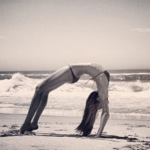 Nín thở ngắm người mẫu mặc bikini tập yoga - 7