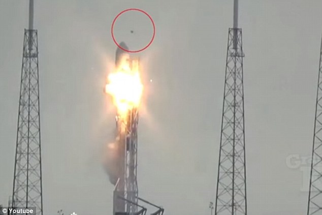 Người ngoài hành tinh "bức tử" tên lửa Falcon 9 trên bệ phóng? - 1