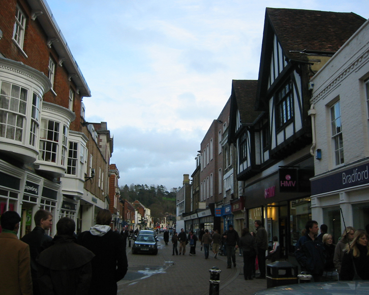 Đường phố Winchester luôn tấp nập, nhộn nhịp với những khu mua sắm đa dạng hàng hóa.