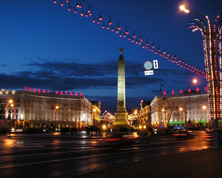 Quảng trường Victory lộng lẫy với ánh điện phát ra từ rất nhiều bóng đèn trang trí rực rỡ.