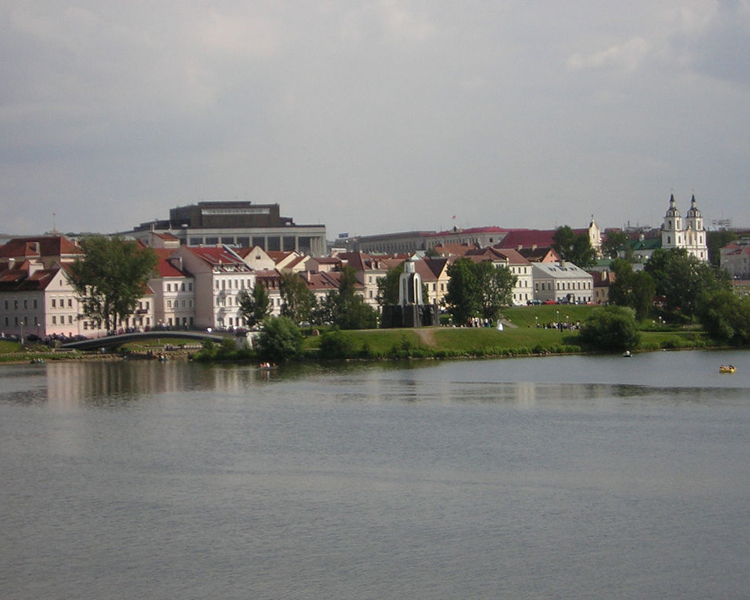 Sông nước đóng vai trò rất lớn trong cuộc sống của người dân Minsk. Các ngôi nhà liền kề thường có xu hướng nhìn ra sông.