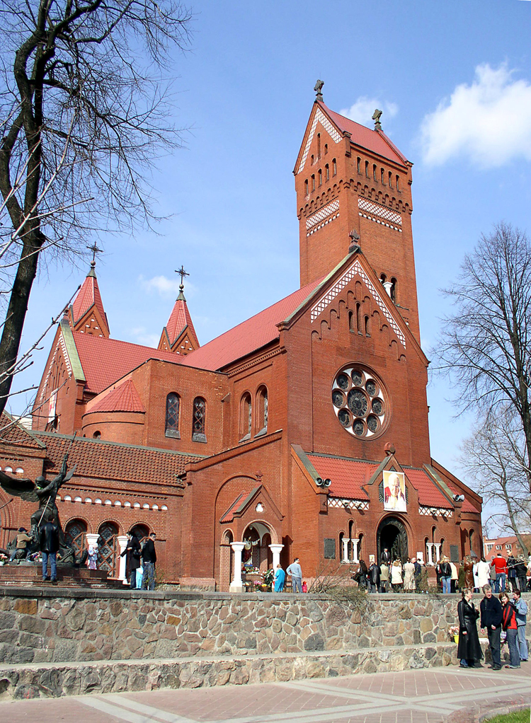 Nhà thờ Đỏ mang đậm kiến trúc Roman.