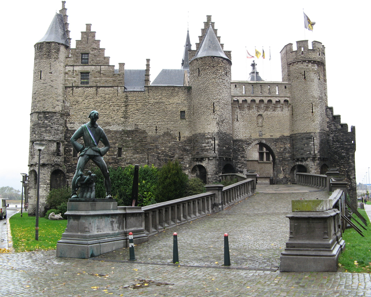 Het Steen là một lâu đài khá nhỏ kiểu Trung Cổ nằm bên bờ sông Schelde. Nơi đây được sử dụng với chức năng công sự cho thành phố và hiện nay là bảo tàng Hải quân.
