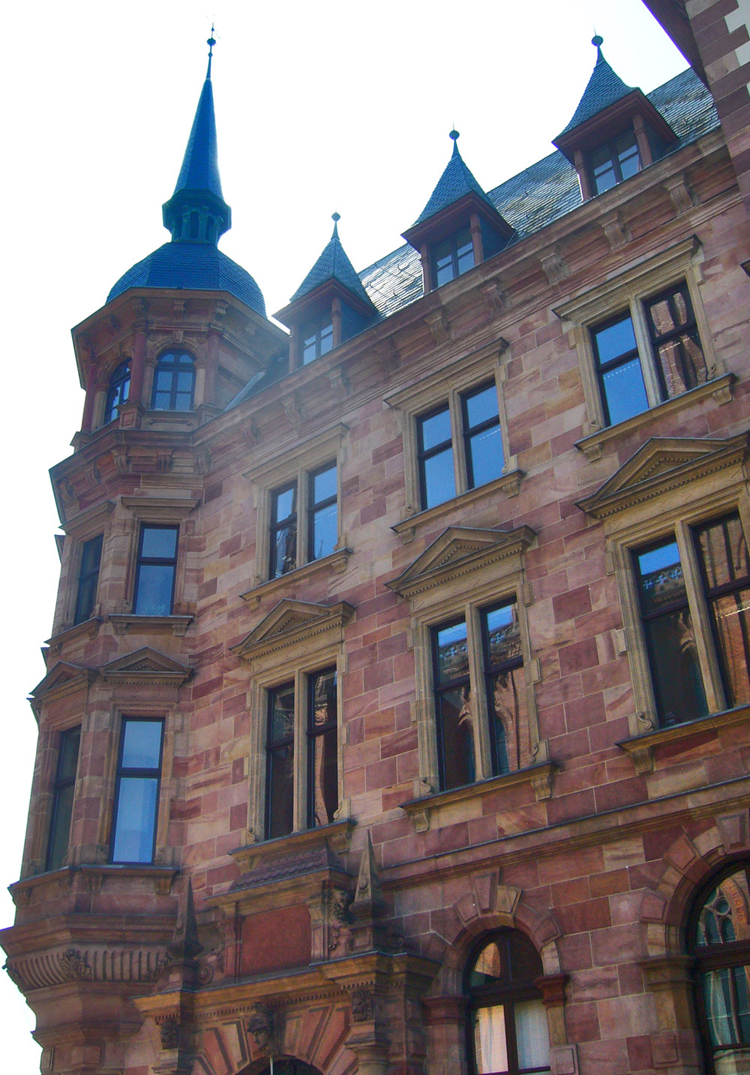 Neues Rathaus, Hội trường thành phố được hoàn thành vào năm 1887. Tòa nhà do Georg von Hauberisser thiết kế. Tòa nhà bị hư hại trong suốt Chiến tranh thế giới thứ 2.