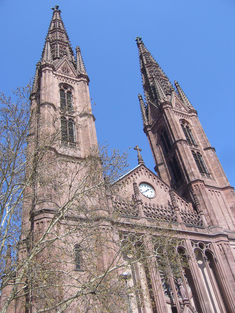 St Bonifatius là nhà thờ đầu tiên cho cộng đồng công giáo được xây dựng trong khoảng thời gia 1845-1849.