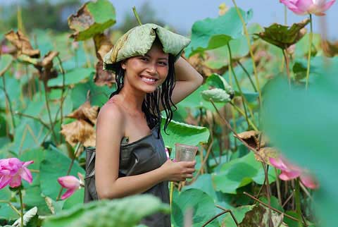 'Cận cảnh' Đỗ Hải Yến mình trần tắm ao sen - 4
