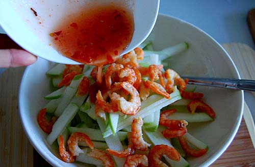 Chua ngọt giòn giòn: Gỏi táo tôm khô - 5