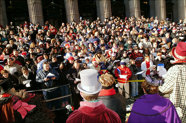 33. Lễ hát mừng lớn nhất
Hàng trăm người đã cùng nhau xuất hiện tại James A. Farley Post Office trong dịp năm mới để phá vỡ kỉ lục Lễ hát mừng lớn nhất.
