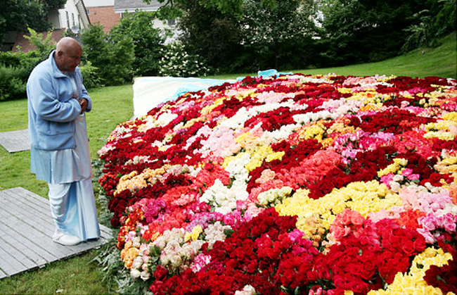 27. Bó hoa lớn nhất thế giới
Bó hoa lớn nhất thế giới – một giáo viên nghỉ hưu đã nhận được bó hoa lớn nhất thế giới nhân ngày sinh nhật lần thứ 73 của mình từ Ashrita Furman năm 2004.
