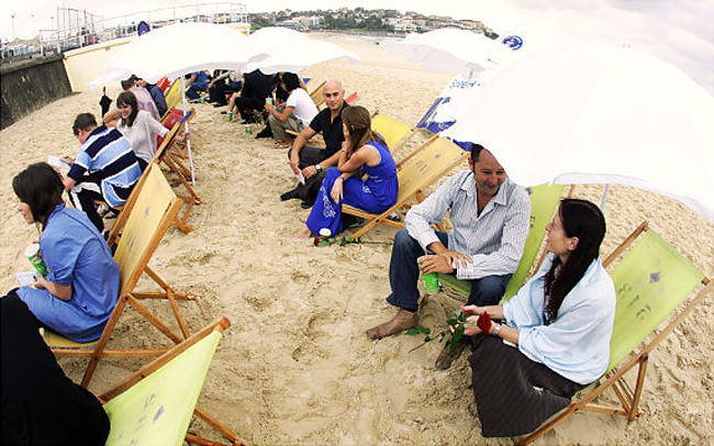 24. Ngày hẹn hò lớn nhất
Những người độc thân ở Sydney đã cùng nhau tham gia ngày hẹn hò chóng vánh nhất trên bãi biển Bondi hôm 14/2/2008 ở Sydney, Australia. 
