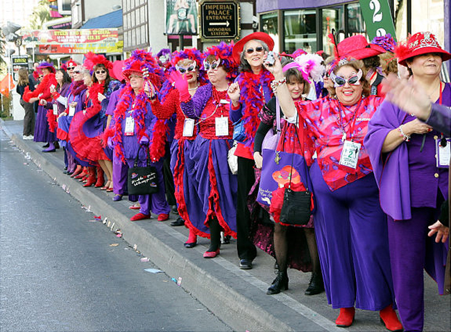26. Nhiều người tham gia hợp xướng nhất
Có khoảng 1.700 thành viên của hội mũ đỏ đã cùng nhau có mặt tại Las Vegas đồng thời xác lập kỉ lục thế giới ở hạng mục này ngày 26/1/2008