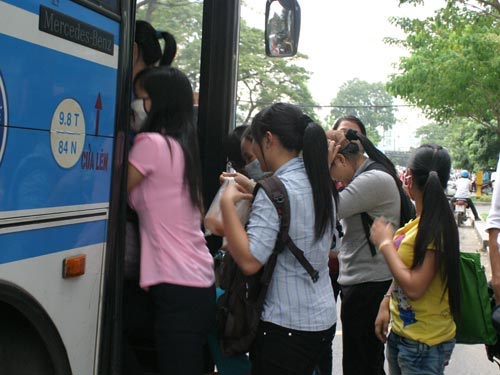 Những thủ đoạn móc túi trên xe buýt - 1