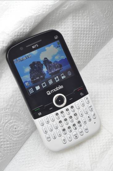 Q-mobile M75 – Cảm ứng 3G, vui không bến bờ - 3