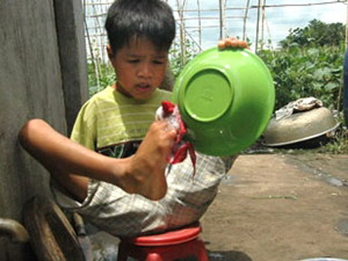 Em bé sinh ra không có hai tay - 3