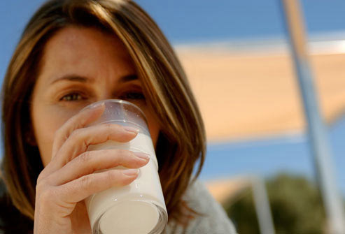 Sữa nào tốt nhất cho người già?, Lão khoa, Sức khỏe đời sống, suc khoe, uong sua, can si, sua, tieu chay, bao