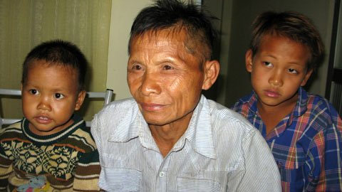 Rớt nước mắt chuyện bố con “người rừng” - 1