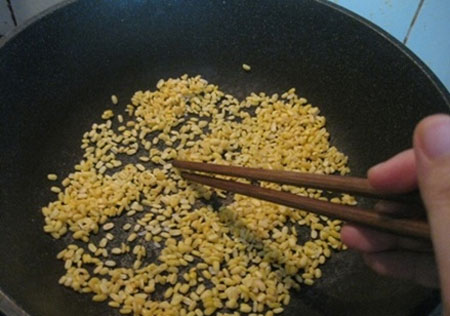 Đổi món cuối tuần với gà rang muối - 3