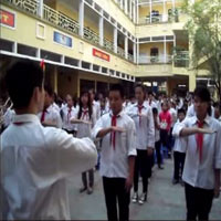Học sinh “hát” Quốc ca bằng tay			 