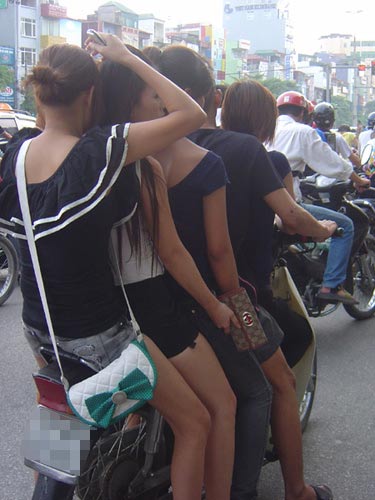 Những chuyến xe “xiếc” giữa thủ đô - 2